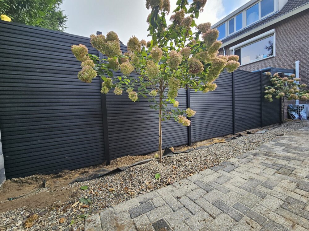 Black Rhombus naast beplanting
