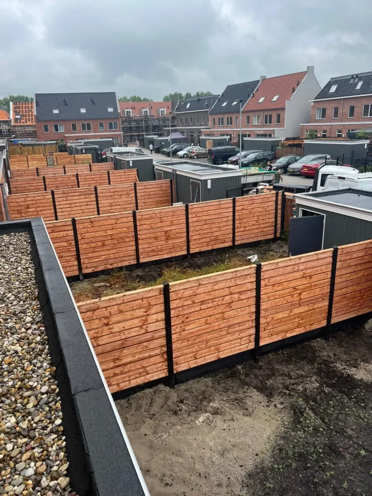 Schutting Kampioen - Projecten - Hout beton redwood schutting montage red class wood horizontaal 23 planks piramide