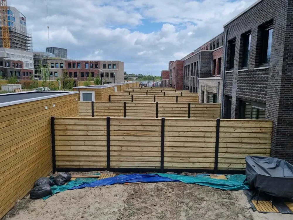 Schutting Kampioen - Projecten - Hout beton schutting montage 21 planks grenen horizontaal vlak - 2