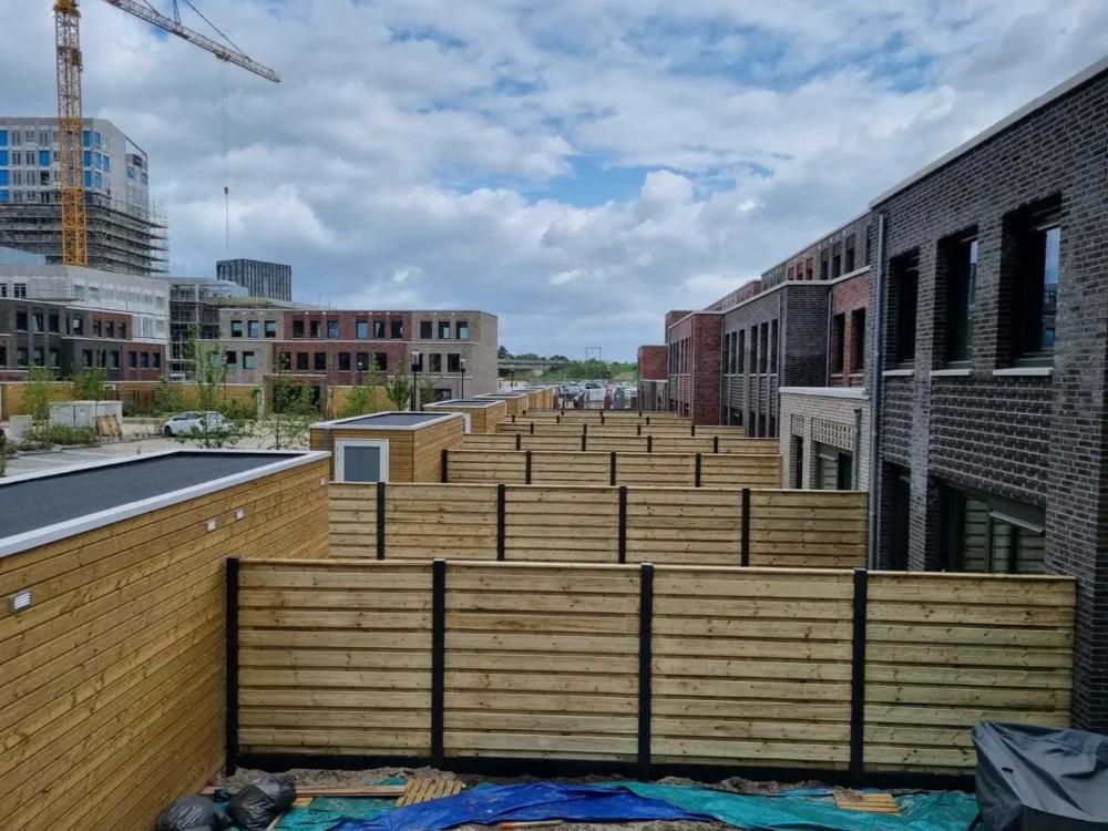 Schutting Kampioen - Projecten - Hout beton schutting montage vlak 21 planks grenen horizontaal